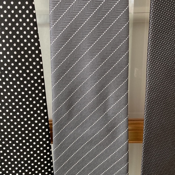 Lot of 4 black/grey premium brand ties - Picture 3 of 5